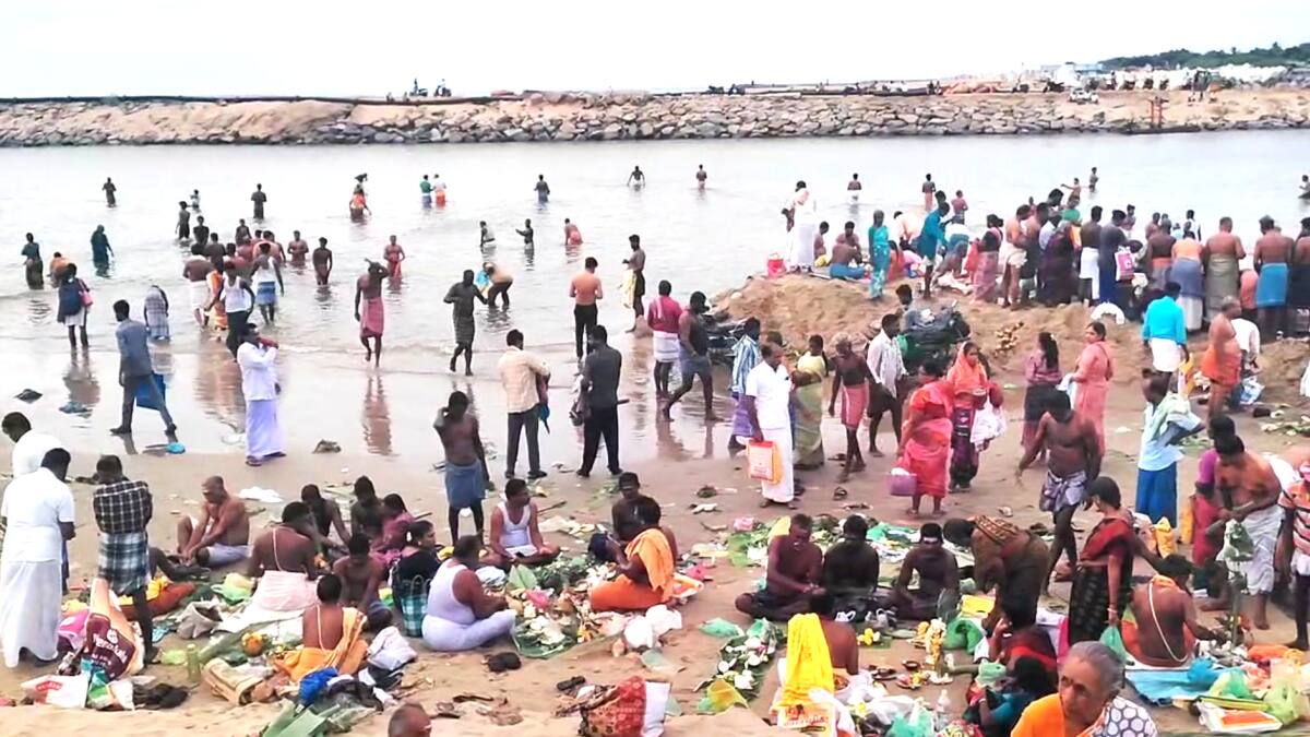 Aadi Amavasai 2025: ஆடி அமாவாசை: முன்னோர் ஆசி பெற பூம்புகார் கடற்கரையில் திரண்ட மக்கள்..!
