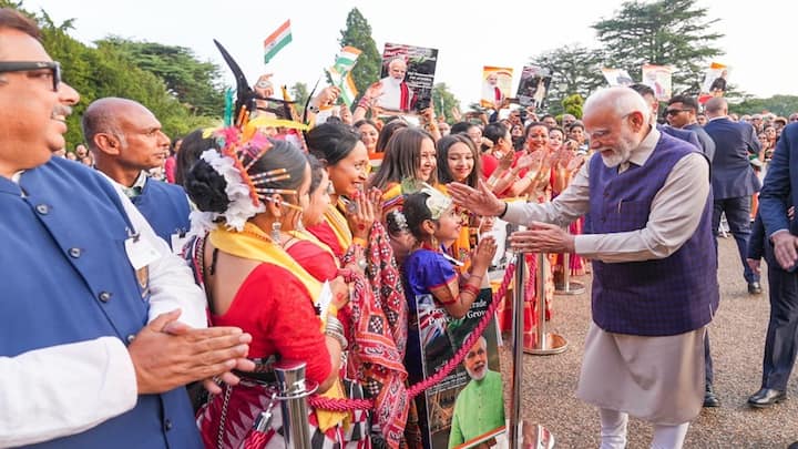 पीएम मोदी की ब्रिटेन यात्रा को लेकर लंदन में रहने वाली प्रवासी भारतीय गायत्री लोखंडे ने कहा कि हम प्रधानमंत्री से मिलकर बहुत खुश हैं। मैं उनसे पहले ओडिशा में प्रवासी भारतीय कार्यक्रम में मिली थी। यह मेरी दूसरी यात्रा है। उन्होंने कहा कि मैं 'भारत को जानो क्विज' की विजेता हूं। हम ब्रिटिश प्रधानमंत्री कीर स्टारर के साथ पीएम के व्यापार समझौते का इंतजार कर रहे हैं। प्रधानमंत्री नरेंद्र मोदी की ब्रिटेन यात्रा के दौरान भारतीय संस्कृति की झलक भी देखने को मिलेगी। लंदन में एक नृत्य समूह असम का पारंपरिक बिहू नृत्य प्रस्तुत करेगा, जो पीएम मोदी के स्वागत का हिस्सा होगा। इस प्रदर्शन को लेकर कलाकारों में काफी उत्साह और गर्व है। इस नृत्य समूह की सदस्य मधुस्मिता बोरगोहेन ने कहा कि मैं असम से हूं और पिछले 12 वर्षों से यूके में रह रही हूं। आज मुझे पीएम मोदी को देखने का अवसर मिल रहा है