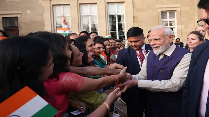 प्रधानमंत्री मोदी का यह दौरा न सिर्फ भारतीय समुदाय के लिए बल्कि कूटनीतिक तौर पर भी दोनों देशों के लिए अहम है। मोदी बुधवार को ब्रिटेन पहुंचे, जहां वह दो दिन रुकेंगे। इस दौरान भारत और ब्रिटेन के बीच मुक्त व्यापार समझौते पर हस्ताक्षर होने की संभावना है। पीएम मोदी ने कहा कि भारत और ब्रिटेन के बीच व्यापक रणनीतिक साझेदारी है, जो हाल के वर्षों में काफी मजबूत हुई है। उन्होंने कहा कि हमारा सहयोग व्यापार, निवेश, तकनीक, नवाचार, रक्षा, शिक्षा, अनुसंधान, स्वास्थ्य और जनसंपर्क जैसे कई क्षेत्रों में है। प्रधानमंत्री मोदी ब्रिटेन यात्रा के दौरान ब्रिटिश प्रधानमंत्री कीर स्टारमर के साथ महत्वपूर्ण वार्ता करेंगे। दोनों नेता आर्थिक साझेदारी को और मजबूत करने पर चर्चा करेंगे, जिससे दोनों देशों में समृद्धि, विकास और रोजगार के अवसर बढ़ेंगे। इसके साथ ही पीएम मोदी ब्रिटेन के राजा चार्ल्स तृतीय से भी मुलाकात करेंगे।