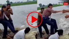 बारिश से बही सड़क तो लोगों ने लेटकर अपनी पीठ पर बच्चों को कराया पार,  वीडियो देख हर कोई कर रहा है तारीफ