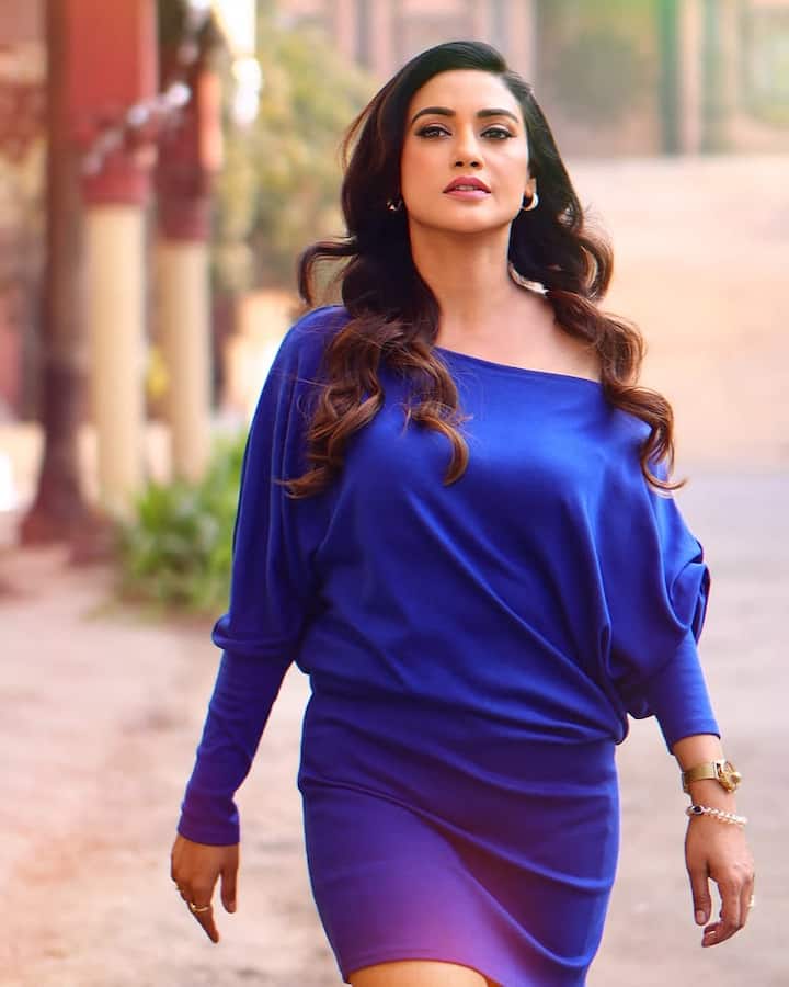 ये हसीना कोई और नहीं बल्कि रति पांडे हैं, जो लंबे समय से छोटे पर्दे से गायब हैं। हिटलर दीदी के अलावा रति 'मिले जब हम तुम' में भी नजर आ चुकी हैं।