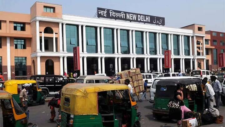 रेलवे का नियम साफ कहता है कि कोच की उसकी तय कैपेसिटी से ज्यादा यात्रियों को उसमें नहीं चढ़ना चाहिए. क्योंकि इससे यात्रियों की सुरक्षा पर असर पड़ सकता है. रेलवे ने हाल ही में जनरल कोच को लेकर ट्रायल के तौर पर नई दिल्ली रेलवे स्टेशन पर 150 टिकट ही जारी करने का नियम लागू किया है.