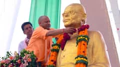 गोरखपुर में सीएम योगी ने किया जयप्रकाश नारायण की प्रतिमा का अनावरण, कहा- 'उन्होंने लोकतंत्र को पुनर्जीवित किया..'