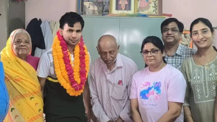 আইএএস হওয়ার স্বপ্ন দেখতে শিখিয়েছিলেন তাঁর মা-ই। দিয়েছিলেন মনোবল আর জীবনে কঠিন লড়াই জেতার অনুপ্রেরণা।