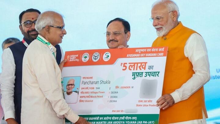 आयुष्मान कार्ड के जरिए कार्डधारक सालाना 5 लाख रुपये तक का इलाज करवा सकता है. आयुष्मान भारत योजना में सूचीबद्ध किसी भी प्राइवेट और सरकारी अस्पताल में आयुष्मान कार्ड के तहत इलाज करवाया जा सकता है. कई लोगों के मन में सवाल आता है कि आयुष्मान कार्ड पर साल में कितनी बार इलाज करवाया जा सकता है.