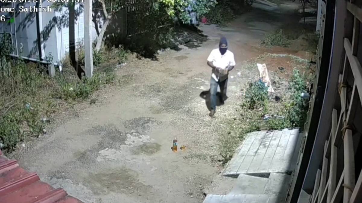 “கடைக்கு வாடகை கேட்கிறீயா?” போட்றா வீட்ல குண்ட.. கறிக்கடைக்காரரின் அதிர்ச்சி செயல்