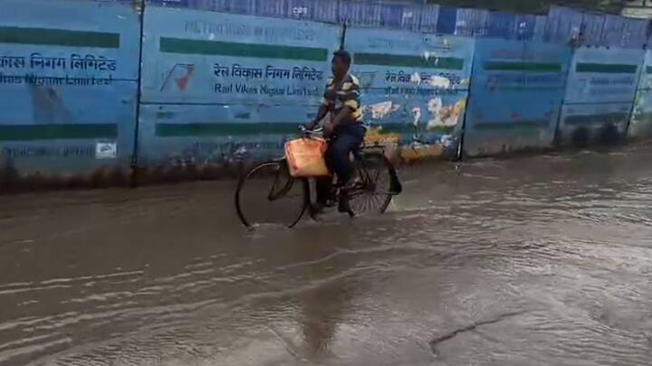 বালিগঞ্জে ৭০, বীরপাড়ায় ৫৫ ও বেলগাছিয়া ৪৯ মিলিমিটার বৃষ্টি হয়েছে। আজও দিনভর কলকাতা সহ দক্ষিণবঙ্গের সব জেলায় বৃষ্টির পূর্বাভাস।