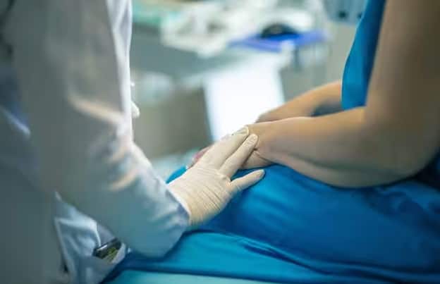 आयुष्मान कार्ड के ज़रिए कार्डधारक प्रति वर्ष 5 लाख रुपये तक का इलाज करा सकता है। आयुष्मान भारत योजना में सूचीबद्ध किसी भी निजी और सरकारी अस्पताल में आयुष्मान कार्ड के तहत इलाज कराया जा सकता है। कई लोगों के मन में यह सवाल होता है कि आयुष्मान कार्ड पर साल में कितनी बार इलाज कराया जा सकता है।