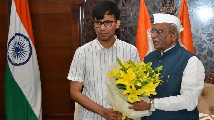 মনুর দৃষ্টিশক্তি চলে যাওয়ার পরে তাঁর মা বন্দনা তাঁর সমস্ত নোটস তৈরি করে দিতেন আর তাঁর পাশে বসে সেই নোটস মুখস্থ করাতেন তিনি।