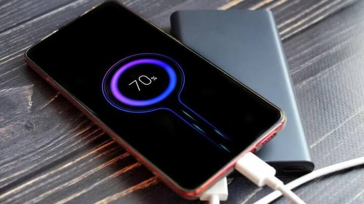 रात्री झोपताना फोन चार्जिंगला लावणं ही अनेकांची सवय असते, पण ही सवय सुरक्षित आहे की नाही यावर अनेकांच्या मनात शंका असते.