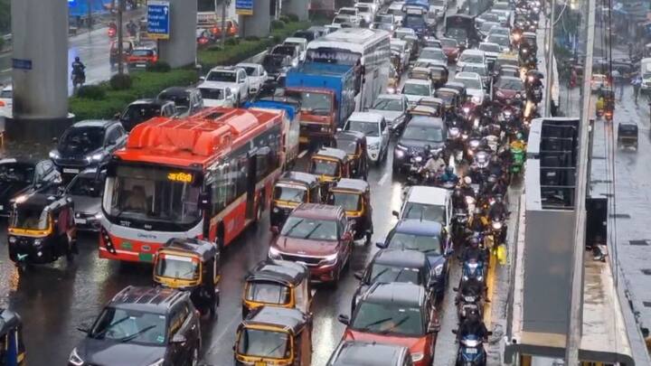 या जोरदार पावसामुळे सांताक्रुझ,विलेपार्ले,अंधेरी,जोगेश्वरी,गोरेगाव,मालाड,कांदिवली परिसरात मोठी वाहतूक कोंडी निर्माण झाली आहे.