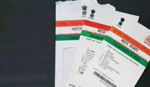 આધાર કાર્ડ બનાવ્યા પછી ઘણી વખત નામ, સરનામું, લિંગ, જન્મ તારીખ વગેરેમાં ખોટી માહિતી દાખલ કરવામાં આવે છે. જો કે, UIDAI તમને આ બાબતોને અપડેટ કરવાની તક આપે છે. તમે તમારા નજીકના આધાર સેવા કેન્દ્રની મુલાકાત લઈને આધાર કાર્ડમાં દાખલ કરેલી ખોટી માહિતી અપડેટ કરી શકો છો.