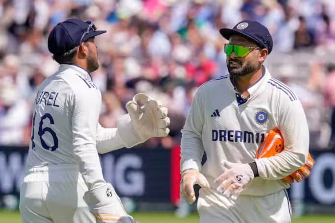 चौथे टेस्ट मैच में पंत अब विकेटकीपिंग की भूमिका में नहीं होंगे। अतिरिक्त विकेटकीपर-बल्लेबाज के तौर पर टीम में पहले से मौजूद ध्रुव जुरेल उनकी जगह विकेटकीपिंग करते नजर आएंगे। जुरेल तीसरे टेस्ट में पंत की जगह विकेटकीपिंग करते नजर आए थे।