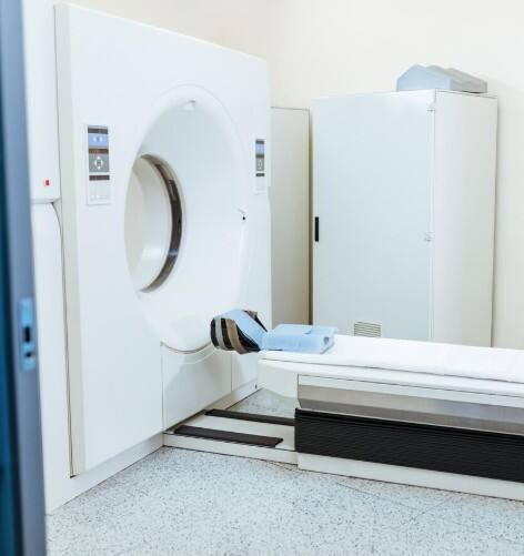 ਅੱਜ ਮੈਡੀਕਲ ਵਿਗਿਆਨ ਕਾਫੀ ਤਰੱਕੀ ਕਰ ਗਿਆ ਹੈ, ਪਰ ਇਸ ਨਾਲ ਸਾਵਧਾਨ ਰਹਿਣਾ ਵੀ ਲਾਜ਼ਮੀ ਹੈ। ਹਾਲ ਹੀ ਵਿੱਚ ਨਿਊਯਾਰਕ ਵਿੱਚ 61 ਸਾਲ ਦੇ ਆਦਮੀ ਦੀ ਮੌਤ ਹੋ ਗਈ, ਜਦੋਂ ਉਹ ਗਲਤੀ ਨਾਲ ਮੈਟਲ ਦੀ ਚੇਨ ਪਾ ਕੇ MRI ਰੂਮ ਵਿੱਚ ਚਲਾ ਗਿਆ। ਮਸ਼ੀਨ ਦੇ ਚੁੰਬਕ ਨੇ ਚੇਨ ਨੂੰ ਖਿੱਚ ਲਿਆ ਤੇ ਉਹ ਮਸ਼ੀਨ ਨਾਲ ਟੱਕਰ ਗਿਆ। ਇਹ ਘਟਨਾ ਦੇਖ ਕੇ ਸਭ ਦੇ ਮਨ ਵਿੱਚ ਇੱਕ ਸਵਾਲ ਆਉਂਦਾ ਹੈ – ਕਿ MRI ਸਕੈਨ ਦੌਰਾਨ ਮੈਟਲ ਜਾਂ ਜਵੇਲਰੀ ਪਾਉਣ ਤੋਂ ਕਿਉਂ ਮਨਾਈ ਹੁੰਦੀ ਹੈ?