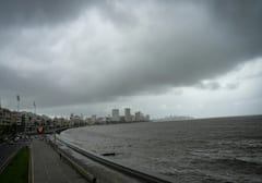 Mumbai Heavy Rain: ભારે વરસાદે મુંબઇની રફતાર થંભાવી, ટ્રેન વ્યવહાર ખોરવાયો, ઓરેંજ એલર્ટ જાહેર