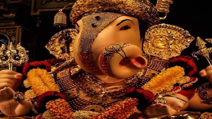 १२ ऑगस्ट २०२५: अंगारक संकष्ट चतुर्थी चंद्रोदय  अंगारक संकष्टी चतुर्थी या दिवशी,कृष्ण पक्षातील (अमावस्या आणि पौर्णिमेच्या दरम्यानचा काळ) चतुर्थी जी मंगळवारी येते .भक्त भगवान गणेशाची  उपासना करतात आणि त्यांच्या आर्शिवादाने  सर्व संकटे दूर व्हावी यासाठी प्रार्थना करतात. चंद्रोदय  म्हणजे, चंद्र आकाशात उगवण्याची वेळ. संकष्टी चतुर्थीच्या व्रतामध्ये चंद्रोदयाला विशेष महत्त्व आहे, कारण चंद्रोदयानंतरच उपवास सोडला जातो.