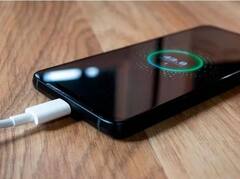 Mobile Charging Tips : रात्री फोन चार्ज करून ठेवणं योग्य की अयोग्य?
