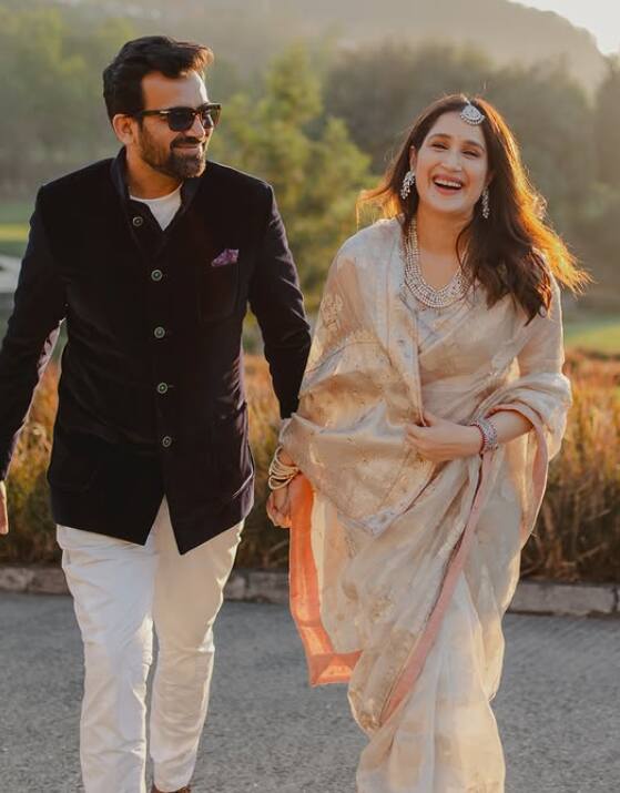 शाहरुख खान स्टारर चक दे इंडिया एक्ट्रेस सागरिका घाटगे ने इंडियन क्रिकेटर रहे जहीर खान से 2017 में शादी की थी. इस जोड़ी का एक बेटा है.बायोग्राफी वीकिपीडिया के मुताबिक सागरिका की कुल नेटवर्थ तकरीबन 3.2 मिलियन अमेरिकी डॉलर यानी 23.43 करोड रुपये है. वे फिल्मों और ब्रांड एंडोर्समेंट से कमाई करती हैं.