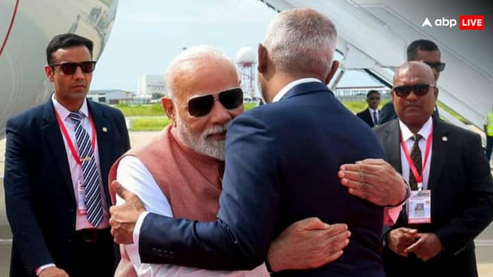 क्या था इंडिया आउट अभियान? साल 2023 के संसदीय चुनावों में एक प्रमुख मुद्दा था, भारतीय सैनिकों को मालदीव से वापस भेजना. ‘भारत पहले’ की नीति से हटकर मोहम्मद मुइज्जु ने वादा किया था कि वह सत्ता में आने के बाद मालदीव में तैनात भारतीय सैनिकों को वापस भेजेंगे. इसके साथ वह यह भी सुनिश्चिच करेंगे कि मालदीव पर किसी भी तरह से भारत का कोई प्रभाव न हो.