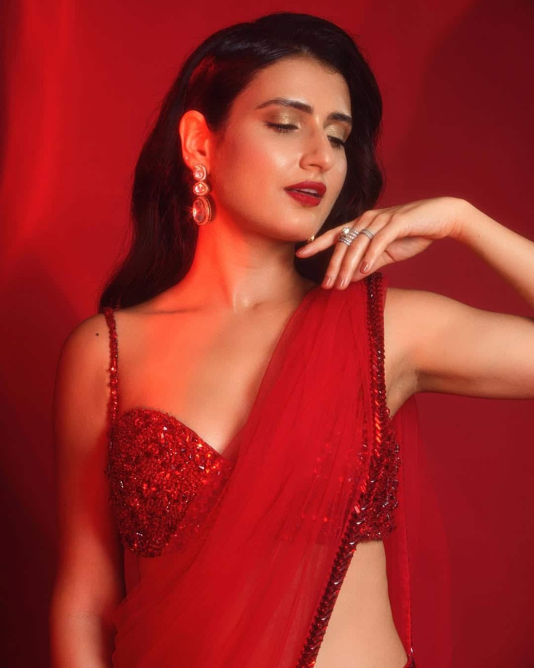 Fatima Sana Sheikh's Sweetheart Neck Blouse Design- If you want a little modern touch and elegance in a saree look, then try Fatima's sweetheart neck blouse design. This design will give you a stylish and graceful look, which will be traditional as well as a little glam.