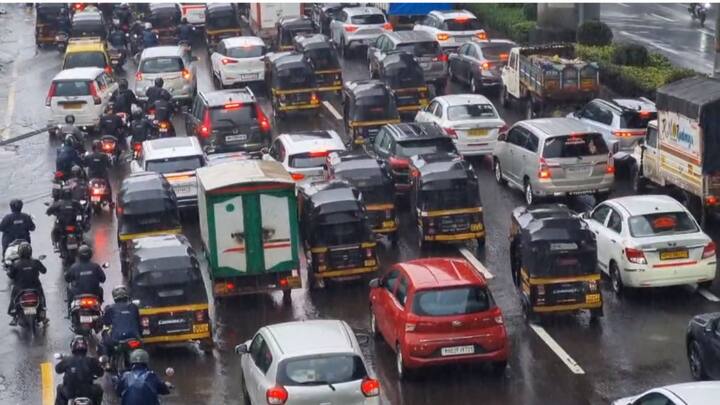 जोगेश्वरी परिसरातील या वाहतूक कोंडीचा त्रास मोठ्या प्रमाणावर नागरिकांना होतो आहे. मुंबईत पडत असलेल्या मुसळधार पावसाला बघता मुंबई पोलिस सतर्क झाले आहेत.