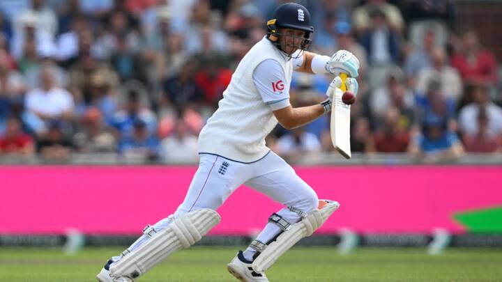 कसोटी क्रिकेटमध्ये सर्वाधिक अर्धशतक झळकावण्याच्या बाबतीत जो रूटने आता दिग्गज जॅक कॅलिस आणि राहुल द्रविड यांना मागे टाकले आहे.