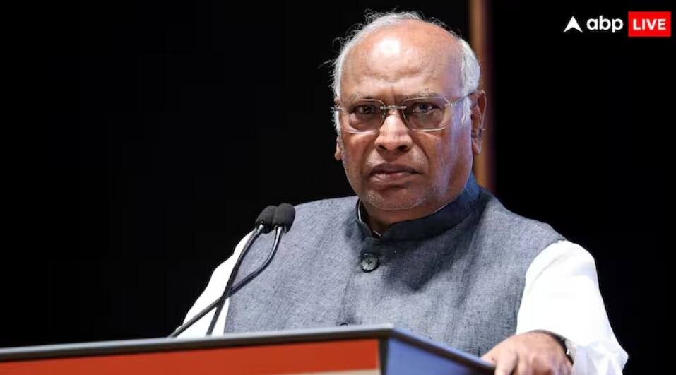 'ਵਿਆਹ ਕਰਨ ਨਾਲ ਬੱਚਾ ਪੈਦਾ ਹੁੰਦਾ, ਘਰ 'ਚ ਸੌਣ ਨਾਲ ਨਹੀਂ', ਪੀਐਮ ਮੋਦੀ ਨੂੰ ਲੈਕੇ ਆਹ ਕੀ ਬੋਲ ਗਏ ਖੜਗੇ? congress-president-mallikarjun-kharge-controversial-statement-about-pm-narendra-modi- 'ਵਿਆਹ ਕਰਨ ਨਾਲ ਬੱਚਾ ਪੈਦਾ ਹੁੰਦਾ, ਘਰ 'ਚ ਸੌਣ ਨਾਲ ਨਹੀਂ', ਪੀਐਮ ਮੋਦੀ ਨੂੰ ਲੈਕੇ ਆਹ ਕੀ ਬੋਲ ਗਏ ਖੜਗੇ?