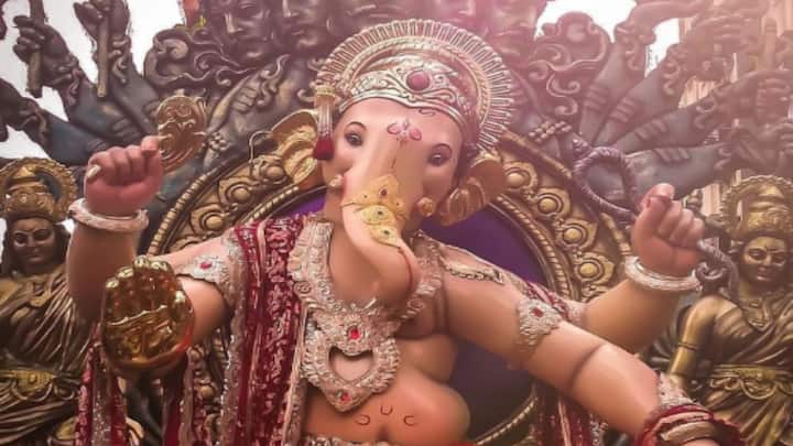 २७ ऑगस्ट २०२५: श्रीगणेश चतुर्थी  श्रीगणेश चतुर्थी म्हणजे भगवान श्री गणेशाच्या जन्मदिवसाचा उत्सव. हा उत्सव भाद्रपद महिन्यातील शुक्ल पक्षाच्या चतुर्थीला (चौथ्या दिवशी) साजरा केला जातो. या दिवसाला विनायक चतुर्थी किंवा गणेश जयंती असेही म्हणतात.गणेश चतुर्थीला घरोघरी आणि सार्वजनिक ठिकाणी गणपती बाप्पांची प्रतिष्ठापना केली जाते. बाप्पांची मनोभावे पूजा-अर्चा केली जाते. गौरी-गणपतीचे आगमन, गणेश पूजन, नैवेद्य, आरती, विसर्जन यांसारख्या धार्मिक आणि सामाजिक कार्यक्रमांचे आयोजन केले जाते.