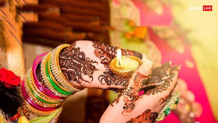 Do not place black or white colored clothes in Sinjara on greenery Teej. Black color brings negativity to relationships. This is such a belief. Bangles should not always be sent to sender glass bangles. Also, do not send any kind of sharp thing to the gift. Send new items, do not send someone given to anyone given.