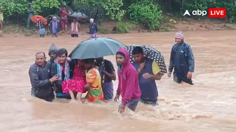 तेलंगाना में गर्भवती महिला को हुई प्रसव पीड़ा, ग्रामीणों ने उफनती नदी पार कर बचाई जान