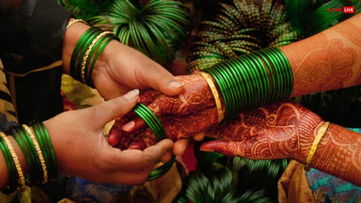 हरा रंग देवी पार्वती को बहुत प्रिय है. हरियाली तीज पर हरे रंग की चूड़ियां पहनने से अखंड सौभाग्य का वरदान मिलता है. ऐसी मान्यता है. यह माना जाता है कि हरी चूड़ियां पति की दीर्घायु, स्वास्थ्य और सुखी वैवाहिक जीवन की कामना से जुड़ी होती हैं.