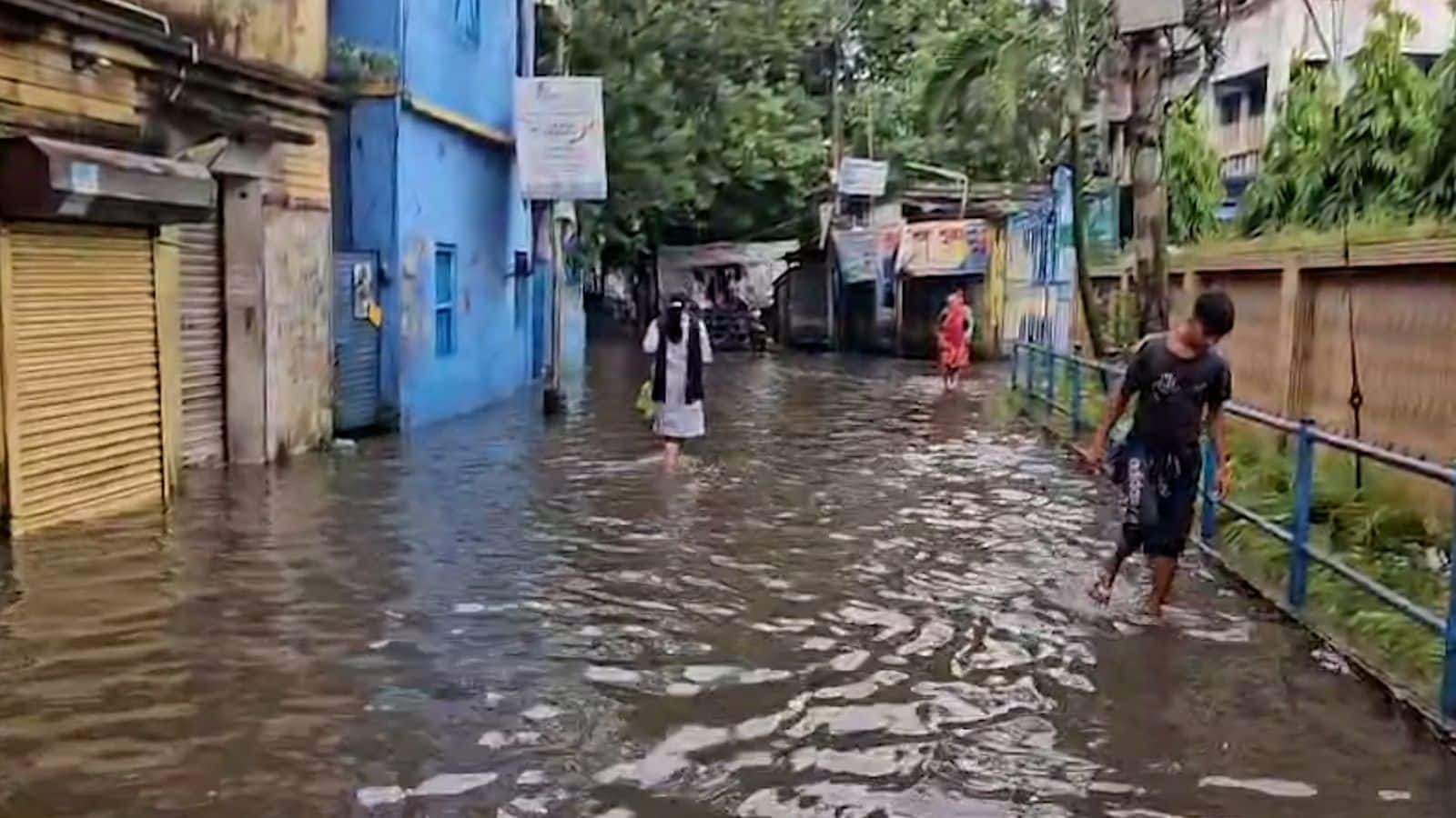 Kolkata News: রাতভর বৃষ্টিতে কলকাতার রাস্তায় হাঁটু জল, জলমগ্ন ধর্মতলা, কৈখালি-সহ একাধিক এলাকা, ভোগান্তি চরমে