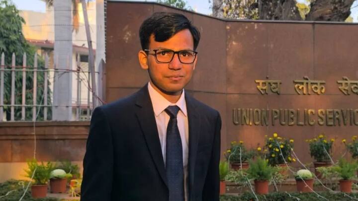 মনু গর্গ। জয়পুরের শাস্ত্রীনগর এলাকার বাসিন্দা তিনি। অষ্টম শ্রেণিতে পড়ার সময়ই তাঁর দৃষ্টিশক্তি ক্ষীণ হতে থাকে।