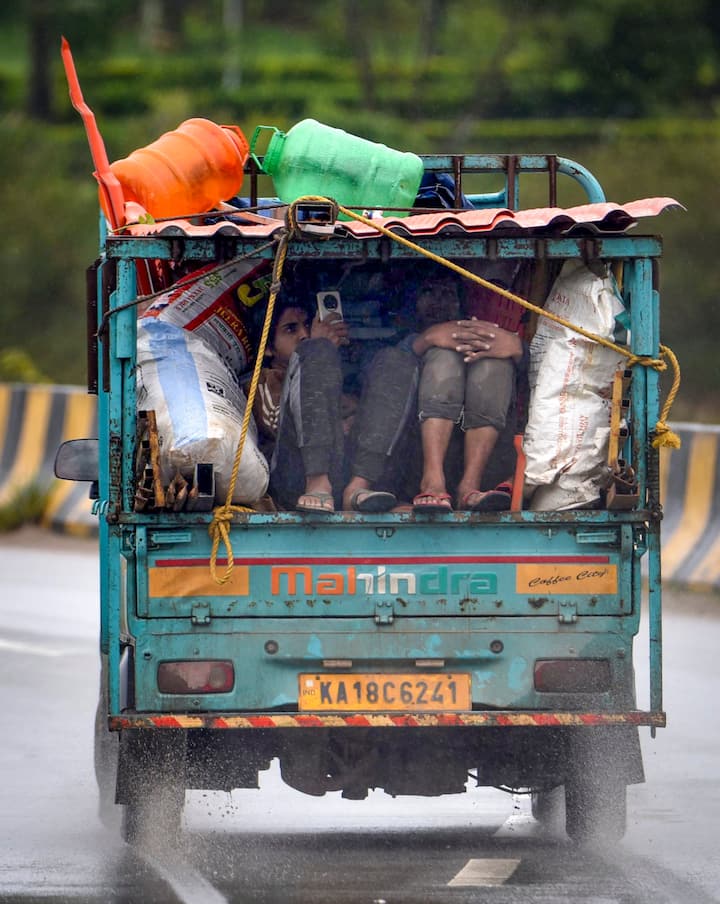 सावन माह के बीच मौसम में अचानक बदलाव हुआ है. उत्तर और दक्षिण भारत के अधिकतर राज्यों में मानसूनी बारिश हो रही है. भारत मौसम विज्ञान विभाग (IMD) ने अगले 24 घंटों में दिल्ली, बिहार, पूर्वी उत्तर प्रदेश, महाराष्ट्र, कच्छ, पश्चिमी राजस्थान और तमिलनाडु में हल्की बारिश का अनुमान लगाया है.