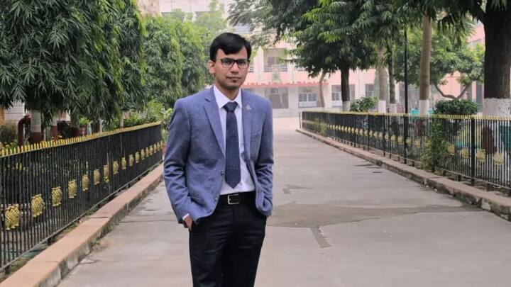 ছোটবেলা থেকেই মনু বড় হয়েছেন মামার বাড়িতে। তখন তাঁর পড়াশোনা করার নির্দিষ্ট কোনও বাঁধা সময় ছিল না। তিনি জানান যে কোনও সাফল্যের জন্য একটি লক্ষ্যমাত্রা ধরে এগিয়ে যেতে হবে এবং নিজের সবটা উজাড় করে দিতে হবে।