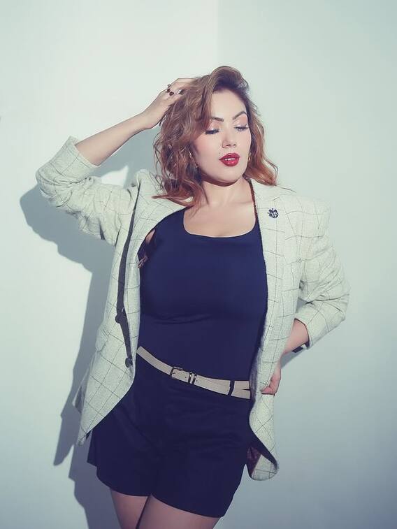 બ્લેઝર સાથે બ્લેક શોર્ટ્સ પહેરી ‘બબીતાજી’એ ફ્લોન્ટ કર્યું કર્વી ફિગર