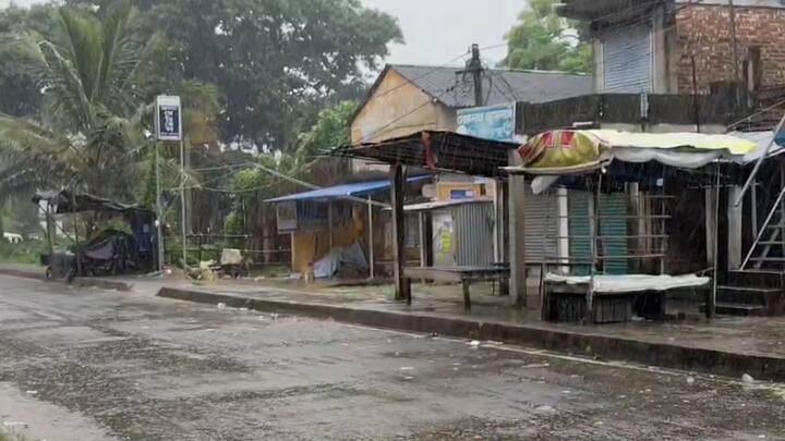 শনিবার ও রবিবার বৃষ্টির প্রভাব কিছুটা কমবে। সপ্তাহান্তে বিক্ষিপ্তভাবে ভারী বৃষ্টি  চলবে দক্ষিণবঙ্গে। শনিবার ভারী বৃষ্টির সম্ভাবনা বেশি থাকবে পশ্চিম মেদিনীপুর, ঝাড়গ্রাম, পুরুলিয়া, বাঁকুড়া, পূর্ব ও পশ্চিম বর্ধমান , বীরভূম জেলাতে।