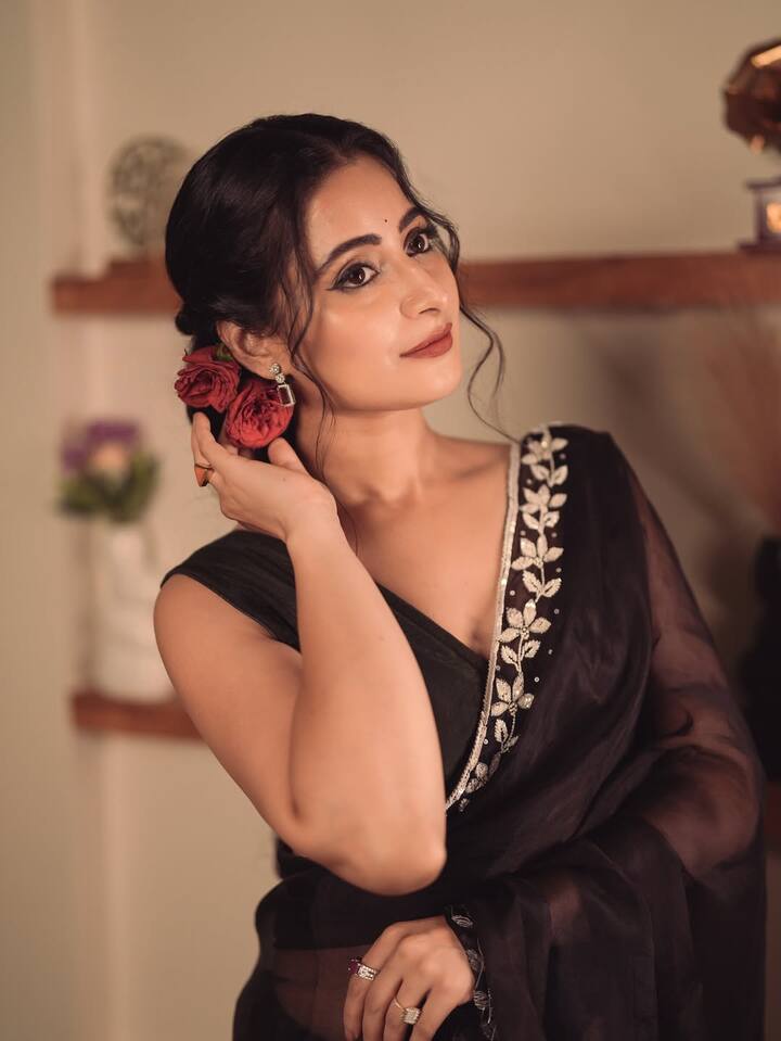 The diva captioned the photos, 