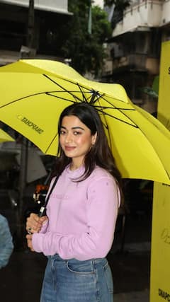 बारिश, पीले रंग की छतरी और सिंपल लुक, रश्मिका का ये अंदाज पसंद आया फैंस को