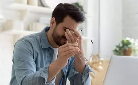 थकान और कमज़ोरी दूर करता है: घी और दूध का मिश्रण शरीर को गहरी ऊर्जा और पोषण प्रदान करता है, जिससे दिन भर की थकान दूर हो जाती है। सोने से पहले इसे पीने से नींद के दौरान शरीर को अच्छी तरह से रिकवर होने में मदद मिलती है।