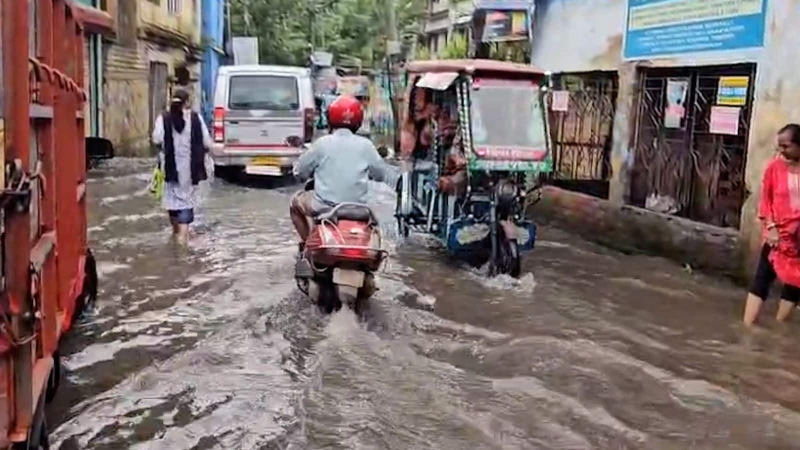 Kolkata News: রাতভর বৃষ্টিতে কলকাতার রাস্তায় হাঁটু জল, জলমগ্ন ধর্মতলা, কৈখালি-সহ একাধিক এলাকা, ভোগান্তি চরমে