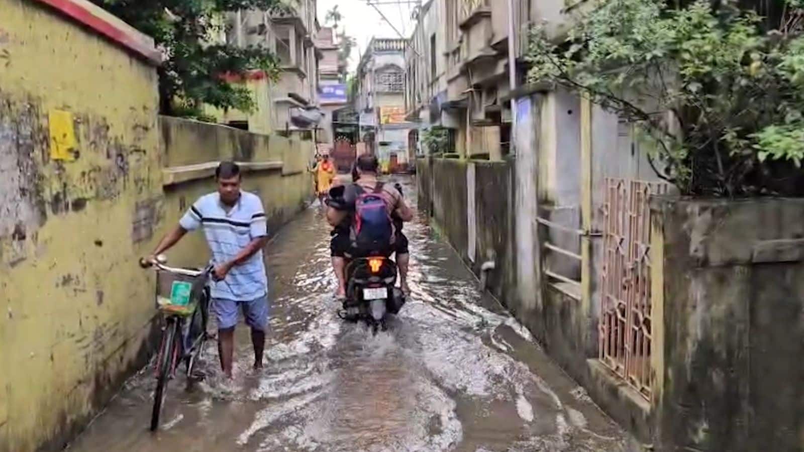 Kolkata News: রাতভর বৃষ্টিতে কলকাতার রাস্তায় হাঁটু জল, জলমগ্ন ধর্মতলা, কৈখালি-সহ একাধিক এলাকা, ভোগান্তি চরমে
