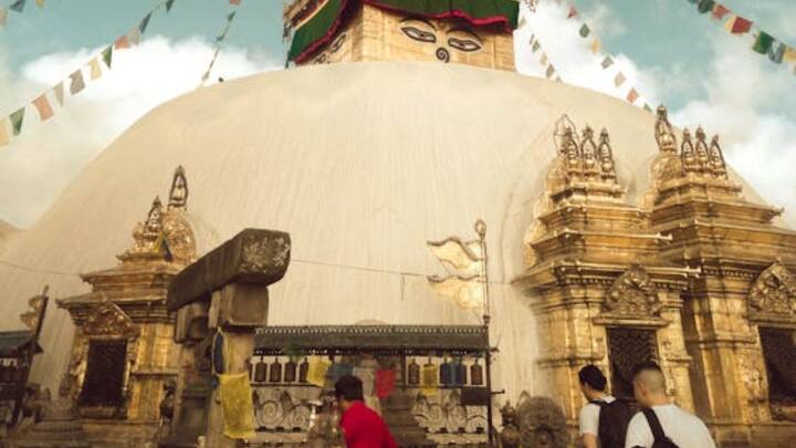 इसमें व्यक्ति की व्यक्तिगत और जनसांख्यिकीय जानकारी के साथ-साथ उंगलियों के निशान, आईरिस स्कैन और चेहरे की पहचान जैसी बायोमेट्रिक जानकारी भी शामिल होती है.