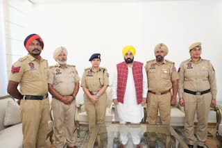 11 ਲੋਕਾਂ ਦੀ ਜਾਨ ਬਚਾਉਣ ਵਾਲੇ PCR ਕਰਮਚਾਰੀਆਂ ਨੂੰ ਮੁੱਖ ਮੰਤਰੀ ਭਗਵੰਤ ਮਾਨ ਨੇ ਕੀਤਾ ਸਨਮਾਨਿਤ, ਭਵਿੱਖ ਲਈ ਵੀ ਦਿੱਤੀ ਹੱਲਾਸ਼ੇਰੀ