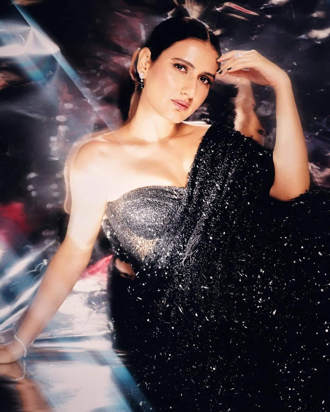 Fatima Sana Sheikh's Strapless blouse design- If you want to try something glamorous then this strapless blouse design of Fatima is absolutely perfect. Wearing it, you will get a stunning and modern look in a saree. Like Fatima, make it a slick and style it with drop earrings and every eye will remain on you.