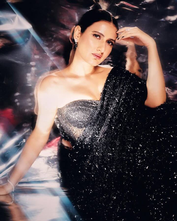 फातिमा सना शेख का स्ट्रैपलेस ब्लाउज डिजाइन- अगर आप कुछ ग्लैमरस ट्राय करना चाहती हैं तो फातिमा का ये स्ट्रैपलेस ब्लाउज डिजाइन बिल्कुल परफेक्ट है. इसे पहनकर साड़ी में आपको मिलेगा एक स्टनिंग और मॉडर्न लुक. फातिमा की तरह इसे स्लिक बन और ड्रॉप ईयररिंग्स के साथ स्टाइल करें और हर नजर आप पर ही टिकी रहेगी.