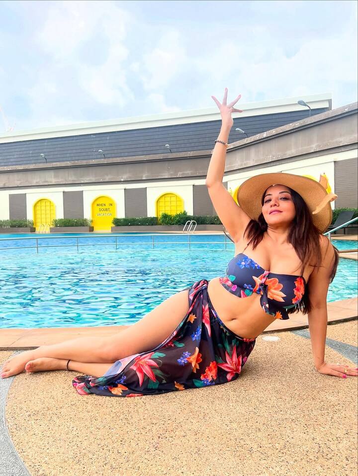 બિગ બોસમાં જોવા મળેલી એક્ટ્રેસ મોનાલિસાએ તેના ઈન્સ્ટાગ્રામ હેન્ડલ પરથી કેટલીક તસવીરો શેર કરી છે. આ તસવીરોમાં મોનાલિસા સ્વિમવેર પહેરેલી જોવા મળી હતી.