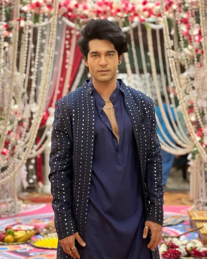 हाल ही में रिलीज हुई फिल्म 'सैयारा' में शान ने अपनी फिल्मी करियर की शुरुआत की है. इस फिल्म में भले वो विलेन रोल में नजर आ रहे हैं लेकिन उनकी परफॉर्मेंस ने ऑडियन्स का दिल जीत लिया है.