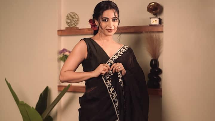 In an era of experimental fashion, Aishwarya Sharma turns heads with her return to retro elegance, dressed in a classic black saree that exudes timeless charm.