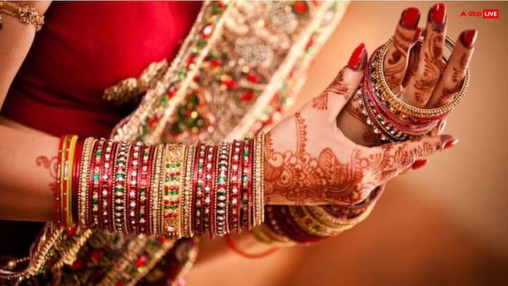 सुहागिनों के लिए कांच की चू़ड़ियां बहुत शुभ मानी जाती है. नई चूड़ियां पहने से पहले इसे माता पार्वती के चरणों में अर्पित करें, ऐसा करना संभव न हो तो हाथ जोड़कर माता का ध्यान करें उसके बाद चूड़ी पहने ये शुभ होता है.